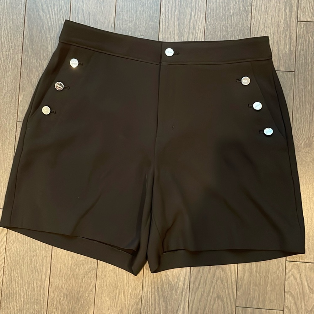 Women’s short.Size 4 looks new